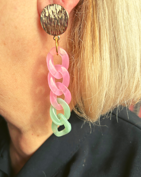 "Boucle d'oreilles - Almendra (doré) Maillons chaîne acrylique rose et vert. Clous d'oreilles en Zamac recouvert d'une finition doré."