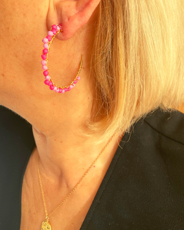 Boucle d'oreilles - Flamingo Pièce unique Créoles fines en acier inoxydable. Fil cuivre protection anti ternissement. Perles facettées mix de couleur rose et violet.