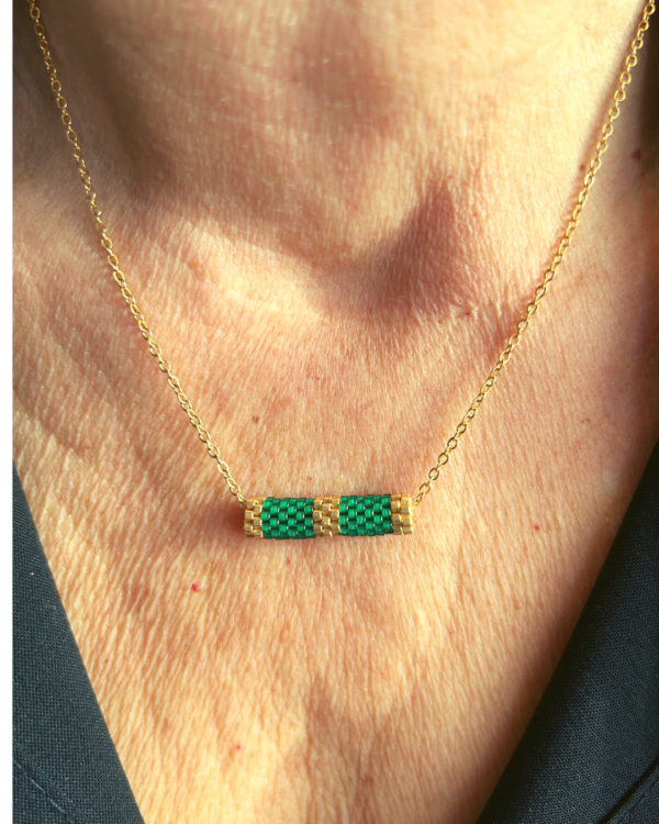 "Collier TUBE - Vert Chaîne plaqué or 24 carats 44cm, décorée avec un tube tissé en perles Miyuki (en verre) vert et doré."