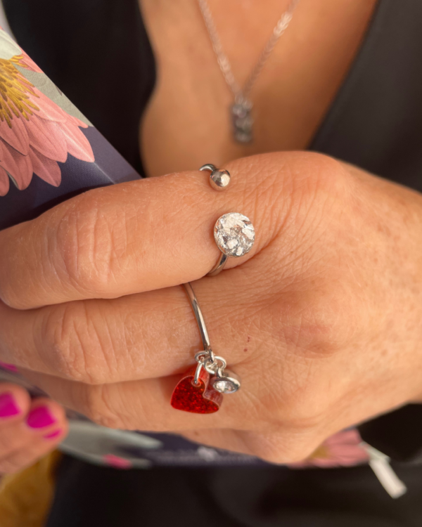 "Bague fine argenté LIVIA Bague avec petit cabochon rond feuilles d'argent pur 999 Bague en laiton finition rhodiée. Décorée de résine UV avec feuilles d'argent pur 999 intégrées."