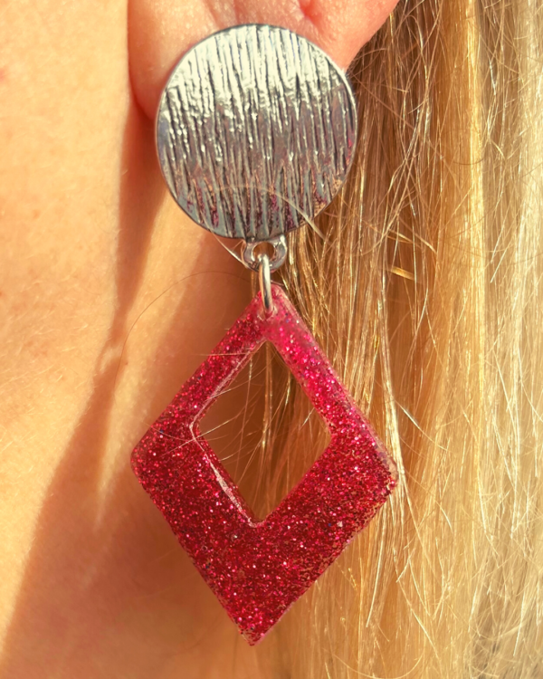 "Boucle d'oreilles pailletes - FIESTA Rose Losange fabriqué en résine UV avec intégration de paillettes de couleur rouille. Crochets d'oreilles en métal, finition doré à l'or fin 24 carats."