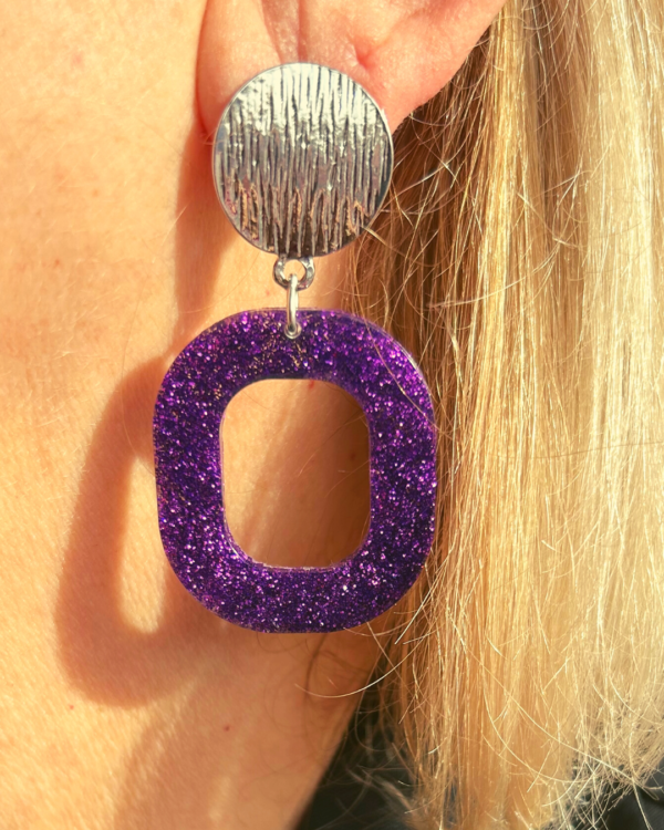 "Boucle d'oreilles pailletes - FIESTA Violet Losange fabriqué en résine UV avec intégration de paillettes de couleur violet. Clou d'oreilles ronds striés en zamak"