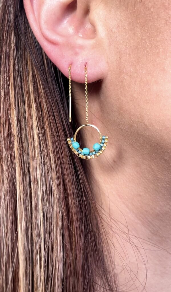 - Boucle d'oreilles chaîne maille forçat traversante avec cercle. Laiton, finition doré à l'or fin 24K. - Décorée de perles Miyuki dorées, bleu pétrole et de perles boules facettées couleur turquoise, tissées sur support cercle. Dimensions Longueur : 6,7 cm